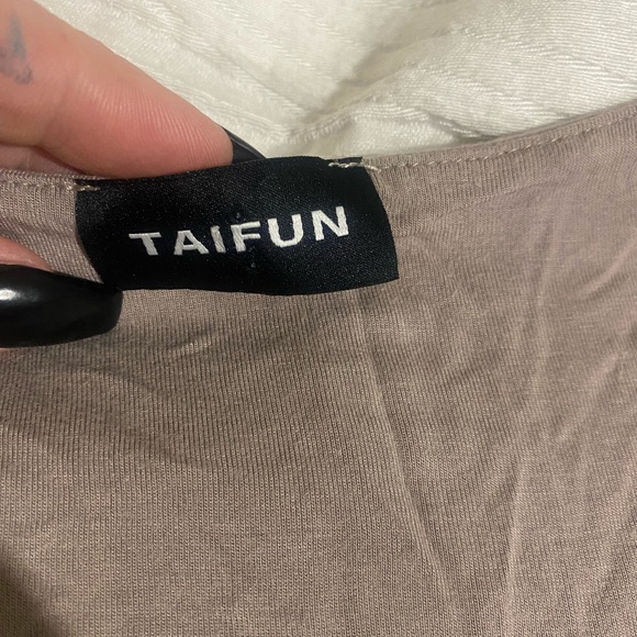 Cute and flirty tank that looks great with leggings or skinny jeans - Picture 2 of 2